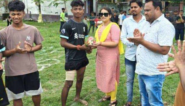 বেস্ট কলকাতা নিউজ : শিলিগুড়ি চার নম্বর ওয়ার্ডে আয়োজিত হয়ে গেল দিনরাত ব্যাপী একদিনের ফুটবল টুর্নামেন্টের