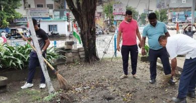 বেস্ট কলকাতা নিউজ : পুলিশ দিবসের দিনে ঝাড়ু দিয়ে রাস্তা পরিষ্কার করলেন স্বয়ং পুলিশরাই