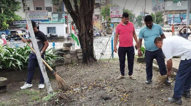 বেস্ট কলকাতা নিউজ : পুলিশ দিবসের দিনে ঝাড়ু দিয়ে রাস্তা পরিষ্কার করলেন স্বয়ং পুলিশরাই