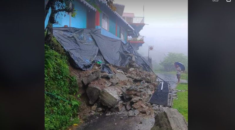 বেস্ট কলকাতা নিউজ : প্রচন্ড বৃষ্টিতে বিপর্যয়ের জেরে বন্ধ পাহাড়ের সব রাস্তাই, ধসে অনিশ্চিত হয়ে পড়ল পাহাড়ের ব্যবসা