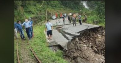 প্রবল বৃষ্টি এবং ধসের কারণে ব্যাপক ক্ষতিগ্রস্ত হল দার্জিলিং এর টয় ট্রেনের লাইন নিজস্ব সংবাদদাতা : কয়েক দিন ধরে চলা বৃষ্টির কারনে চরম বিপর্যস্ত হল দার্জিলিং। এমনকি বন্ধ হয়ে গেলো টয় ট্রেন পরিষেবাও। তিন ধরিয়াতে ফের নতুন করে ধস নামার জেরে সম্পূর্ণ বন্ধ টয় ট্রেন চলাচলও । এদিকে ধস নামায় দার্জিলিং এর সড়ক পথও চরম বিপর্যস্ত হয়ে পড়ে । ট্রয় ট্রেনের পরিষেবা আপাতত ৭২ ঘণ্টার জন্য বন্ধ রাখার নির্দেশ দেওয়া হয়েছে।এমনকি চলে জরুরী কালীন ভিত্তিতে মেরামতের কাজও । জানা গেছে পুজোর আগে এই ধরনের ধস দার্জিলিংয়ে গত ১০ বছরে কখনো হয়নি বলেই। ধস নামায় দার্জিলিং এর প্রধান সড়ক অনেকটাই ক্ষতিগ্রস্ত। এদিকে দার্জিলিং শিলিগুড়ি রাস্তা অনেকটাই বিপদে পড়ে গেছে বলে খবরে জানা গেছে। দার্জিলিংয়ে তিন দিনে বৃষ্টিপাত হয়েছে প্রায় তিনগুণ, দার্জিলিং এর বেশ কিছু এলাকায় লাইট না থাকায় বিপদেও পড়ে হোটেল মালিকেরা। সময় কম থাকায় মেরামতির কাজও ঠিকমতো করতে পারা যাচ্ছে না বলে জানান হোটেল মালিকরা । শিলিগুড়ি থেকে দার্জিলিং যাওয়ার বেশ কিছু চার চাকার গাড়ি এদিন বাতিল হয়ে যায় পাহাড়ের দুর্যোগের কারনে, এই কারনে হতাশ হয়ে নিচে নেমে আসতে হয় পর্যটকদের। তবে স্বাভাবিক হলে আবার মানুষ পাহাড়ে উঠবেন বলে দাবি করছেন উদ্যোক্তারা। তবে পুজো চলে আশায় কিছুটা আশঙ্কায় আছেন তারাও। দার্জিলিং এর পাশাপাশি সিকিমের অবস্থাও একই। ধস এর কারণে চরম বিপর্যস্ত সিকিম এর সমস্ত পরিষেবাও। বেস্ট কলকাতা নিউজ : প্রবল বৃষ্টি এবং ধসের কারণে ব্যাপক ক্ষতিগ্রস্ত হল দার্জিলিং এর টয় ট্রেনের লাইন