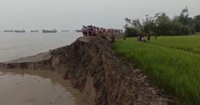 চলছিল বাঁধ মেরামতির কাজ , চালক জেসিবি নিয়েই তলিয়ে গেলেন নদী গর্ভে (************) জেলা সংবাদ ১ (২) বেস্ট কলকাতা নিউজ : বেহাল বাঁধ মেরামতির সময় ভয়াবহ ধসে নদীতে তলিয়ে জেসিবি নিয়েই তলিয়ে গেলেন চালক। চালক কোনওক্রমে উদ্ধার হলেও জেসিবিটির কোন খোঁজ নেই। বুধবার বেলায় জোয়ারের সময় ঘটনাটি ঘটেছে দক্ষিণ ২৪ পরগনা জেলার নামখানার নারায়ণগঞ্জ এলাকায়। এই এলাকার হাতানিয়া-‌দোয়ানিয়া নদীর বাঁধ দীর্ঘদিন ধরে বেহাল হয়েছিল। স্থানীয় বাসিন্দাদের অভিযোগ, প্রায় সাত কোটি টাকা ব্যয়ে নদীর বাঁধ সংস্কার করা হলেও বছর ঘুরতে না ঘুরতেই একাধিকবার বিস্তীর্ণ বাঁধের মাটি ধস নিয়ে তলিয়ে গিয়েছে নদীতে। সম্প্রতি সেচ দফতরের পক্ষ থেকে বাঁধ মেরামতের কাজ চালানো হচ্ছিল। এদিন সকালে কাজ চলাকালীন ধস নিয়ে একশো মিটারের বেশি নদী বাঁধের মাটি নদীগর্ভে তলিয়ে যায়। আতঙ্কিত হয়ে পড়েন এলাকার বাসিন্দারা। পূর্ণিমার কটালে নদীর জলস্তর এমনিতেই বৃদ্ধি পাবে। সেক্ষেত্রে ধস এলাকা ধুয়ে মুছে সাফ হয়ে যেতে পারে। লোকলয়ে নদীর জল ঢোকার সম্ভাবনা তৈরি হয়েছে। উৎসবের মরসুমে নতুন করে প্লাবনের আশঙ্কায় ক্ষুব্ধ বাসিন্দারা। খবর পেয়ে ঘটনাস্থলে যায় নামখানা থানার পুলিশ। কাকদ্বীপ মহকুমা প্রশাসনকে ইতিমধ্যে ধসের কথা জানানো হয়েছে। পরে সেচ দফতরের আধিকারিকেরা এলাকা পরিদর্শনে আসেন। এদিকে তলিয়ে যাওয়া জেসিবিটিকে উদ্ধারের চেষ্টা চলে। বেস্ট কলকাতা নিউজ : চলছিল বাঁধ মেরামতির কাজ , চালক জেসিবি নিয়েই তলিয়ে গেলেন নদী গর্ভে