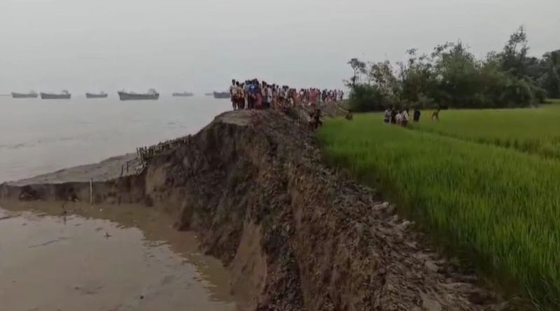 চলছিল বাঁধ মেরামতির কাজ , চালক জেসিবি নিয়েই তলিয়ে গেলেন নদী গর্ভে (************) জেলা সংবাদ ১ (২) বেস্ট কলকাতা নিউজ : বেহাল বাঁধ মেরামতির সময় ভয়াবহ ধসে নদীতে তলিয়ে জেসিবি নিয়েই তলিয়ে গেলেন চালক। চালক কোনওক্রমে উদ্ধার হলেও জেসিবিটির কোন খোঁজ নেই। বুধবার বেলায় জোয়ারের সময় ঘটনাটি ঘটেছে দক্ষিণ ২৪ পরগনা জেলার নামখানার নারায়ণগঞ্জ এলাকায়। এই এলাকার হাতানিয়া-‌দোয়ানিয়া নদীর বাঁধ দীর্ঘদিন ধরে বেহাল হয়েছিল। স্থানীয় বাসিন্দাদের অভিযোগ, প্রায় সাত কোটি টাকা ব্যয়ে নদীর বাঁধ সংস্কার করা হলেও বছর ঘুরতে না ঘুরতেই একাধিকবার বিস্তীর্ণ বাঁধের মাটি ধস নিয়ে তলিয়ে গিয়েছে নদীতে। সম্প্রতি সেচ দফতরের পক্ষ থেকে বাঁধ মেরামতের কাজ চালানো হচ্ছিল। এদিন সকালে কাজ চলাকালীন ধস নিয়ে একশো মিটারের বেশি নদী বাঁধের মাটি নদীগর্ভে তলিয়ে যায়। আতঙ্কিত হয়ে পড়েন এলাকার বাসিন্দারা। পূর্ণিমার কটালে নদীর জলস্তর এমনিতেই বৃদ্ধি পাবে। সেক্ষেত্রে ধস এলাকা ধুয়ে মুছে সাফ হয়ে যেতে পারে। লোকলয়ে নদীর জল ঢোকার সম্ভাবনা তৈরি হয়েছে। উৎসবের মরসুমে নতুন করে প্লাবনের আশঙ্কায় ক্ষুব্ধ বাসিন্দারা। খবর পেয়ে ঘটনাস্থলে যায় নামখানা থানার পুলিশ। কাকদ্বীপ মহকুমা প্রশাসনকে ইতিমধ্যে ধসের কথা জানানো হয়েছে। পরে সেচ দফতরের আধিকারিকেরা এলাকা পরিদর্শনে আসেন। এদিকে তলিয়ে যাওয়া জেসিবিটিকে উদ্ধারের চেষ্টা চলে। বেস্ট কলকাতা নিউজ : চলছিল বাঁধ মেরামতির কাজ , চালক জেসিবি নিয়েই তলিয়ে গেলেন নদী গর্ভে