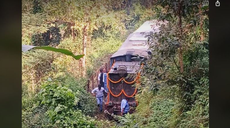 বেস্ট কলকাতা নিউজ : ‘ আনন্দের শুরুতেই চরম বিপত্তি , টয় ট্রেন থেমে গেল জঙ্গলের মাঝ রাস্তাতেই