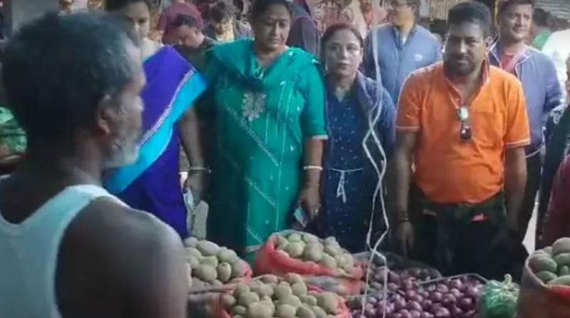 বেস্ট কলকাতা নিউজ : ক্রমশ চরচড়িয়ে বাড়ছে আলুর দাম , খতিয়ে দেখতে বাজার পরিদর্শনে এলেন বিধায়ক শংকর ঘোষ