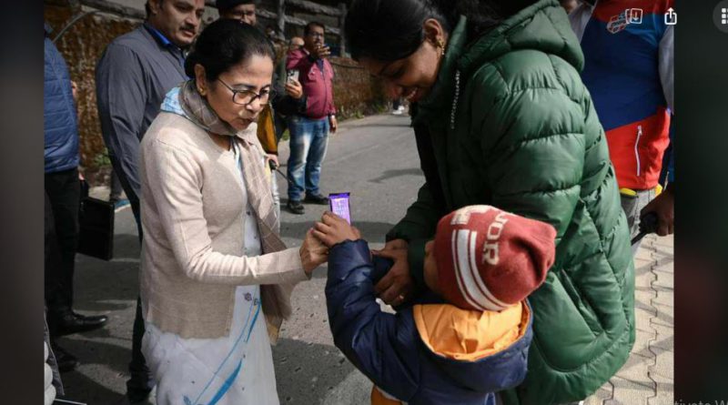 বেস্ট কলকাতা নিউজ : শিশু দিবসে পাহাড়ে শিশুদের সাথে সময় কাটালেন মুখ্যমন্ত্রী মমতা বন্দ্যোপাধ্যায়