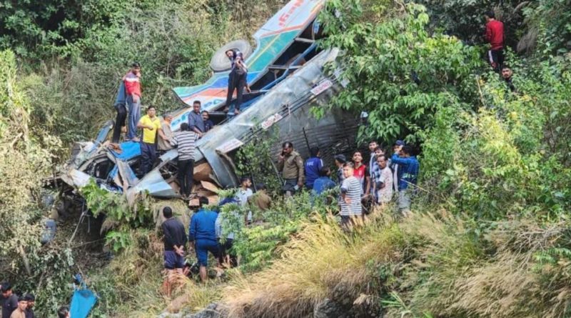 বেস্ট কলকাতা নিউজ : ২০০ ফুট গভীর খাদে বাস ছিটকে পড়ল উত্তরাখণ্ডে, মৃত কমপক্ষে ২০ জন , তৎপরতার জারি রয়েছে জোর উদ্ধারকাজ