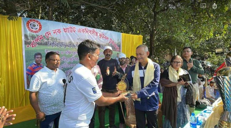 বেস্ট কলকাতা নিউজ : দাদাভাই স্পোর্টিং ক্লাবের মাঠে আয়োজিত সিনিয়ারদের ফুটবল প্রতিযোগিতার উদ্বোধন করলেন মেয়র গৌতম দেব