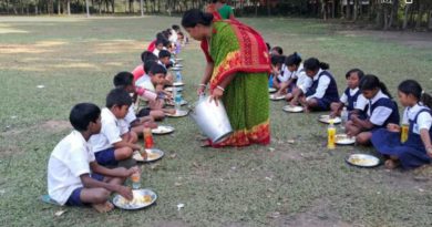 বেস্ট কলকাতা নিউজ : নেই মিড ডে মিলের কোনো খাবার ঘর, মাটিতে বসেই খেতে হচ্ছে সরকারপাড়া প্রাথমিক বিদ্যালয় ছাত্রছাত্রীদেরকে