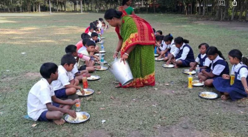 বেস্ট কলকাতা নিউজ : নেই মিড ডে মিলের কোনো খাবার ঘর, মাটিতে বসেই খেতে হচ্ছে সরকারপাড়া প্রাথমিক বিদ্যালয় ছাত্রছাত্রীদেরকে