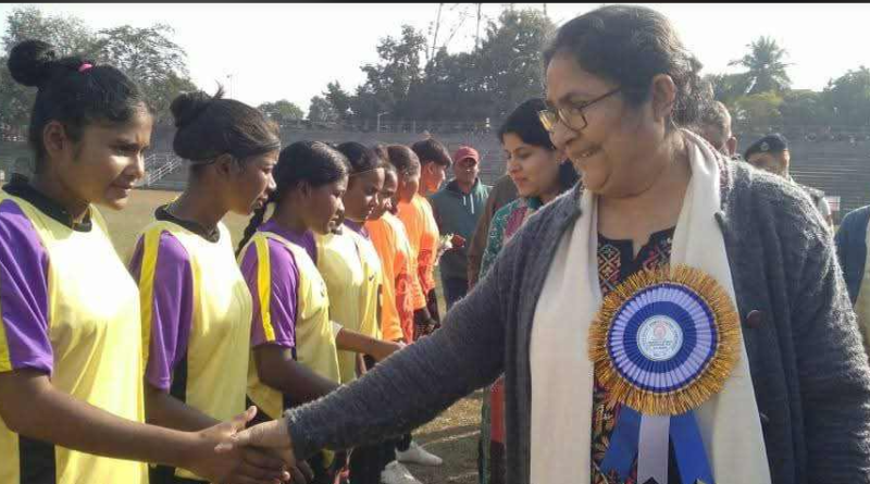 বেস্ট কলকাতা নিউজ : "মেয়েরা আজ খেলার মাঠে" শিলিগুড়িতে অনুষ্ঠিত হলো মহিলাদের জন্য এক অভিনভ ফুটবল প্রতিযোগিতা