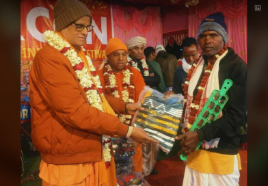 বেস্ট কলকাতা নিউজ : শিলিগুড়ি ইসকনের তরফ থেকে দুস্থদের হাতে তুলে দেওয়া হলো শীতের গরম পোশাক