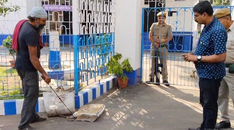 বেস্ট কলকাতা নিউজ : সাপের আঁতুড়ঘর চন্দননগর পুলিশ হেড কোয়ার্টার! চন্দ্রবোড়া উদ্ধারকে কেন্দ্র ব্যাপক চাঞ্চল্য ছড়ালো এলাকা জুড়ে