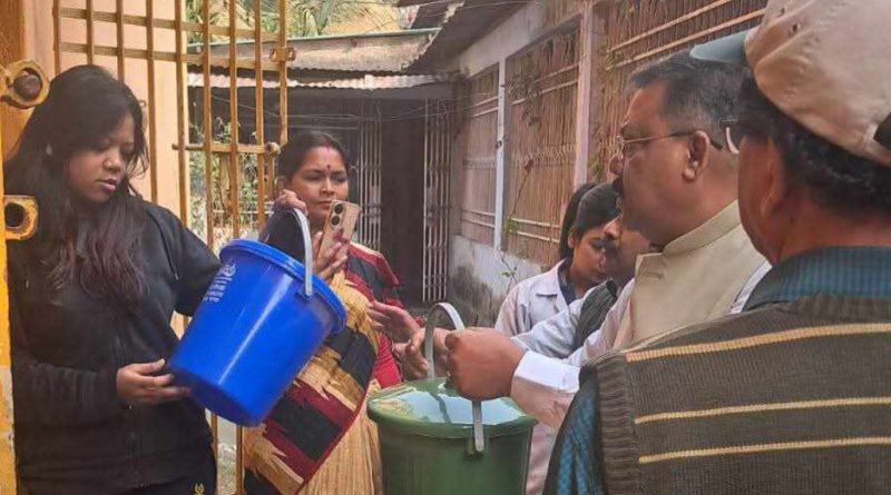 বেস্ট কলকাতা নিউজ : শিলিগুড়িতে নির্মল সাথী বন্ধুদের দিয়ে ওয়ার্ডের বাসিন্দাদের কাছে বজ্য পরিষেবার জন্য বালতি পৌঁছে দিলেন ডেপুটি মেয়র রঞ্জন সরকার