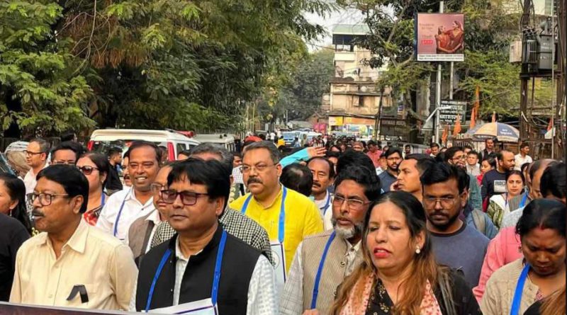 বেস্ট কলকাতা নিউজ : যাদবপুরে শিক্ষা মন্ত্রী ব্রাত্য বসু সহ অধ্যাপক ও অধ্যাপিকাদের উপর বাম ও অতিবামদের বর্বর আক্রমণের বিরুদ্ধে এক বিশাল ধিক্কার মিছিল নামলো শিলিগুড়ির রাজপথে