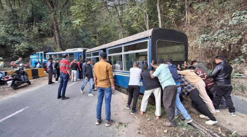 বেস্ট কলকাতা নিউজ : আচমকাই আটকে গেল টয় ট্রেন, উদ্ধার করতে ময়দানে নামলেন সাধারণ মানুষ