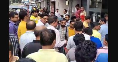 বেস্ট কলকাতা নিউজ : চার্চ রোডে জিএসটি অভিযানের বিরুদ্ধে প্রতিবাদ করে দোকান বন্ধ করে দিলেন ব্যবসায়ীরা