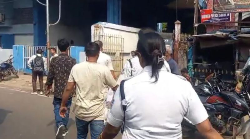 বেস্ট কলকাতা নিউজ : দেখাতে পারেননি কোনো রকম বৈধ কাগজপত্র , হাওড়া স্টেশন থেকে গ্রেফতার হল দুই বাংলাদেশি নাগরিক