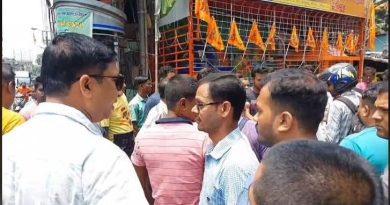 বেস্ট কলকাতা নিউজ : শিলিগুড়ির এনটিএস মোড় ব্যবসায়ী সমিতির ডাকা বন্ধে থমথমে হল এলাকার পরিস্থিতি, সামাল দিতে ঘটনাস্থলে এলো বিরাট পুলিশ বাহিনী