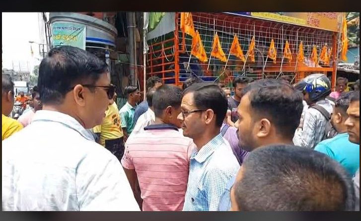 বেস্ট কলকাতা নিউজ : শিলিগুড়ির এনটিএস মোড় ব্যবসায়ী সমিতির ডাকা বন্ধে থমথমে হল এলাকার পরিস্থিতি, সামাল দিতে ঘটনাস্থলে এলো বিরাট পুলিশ বাহিনী