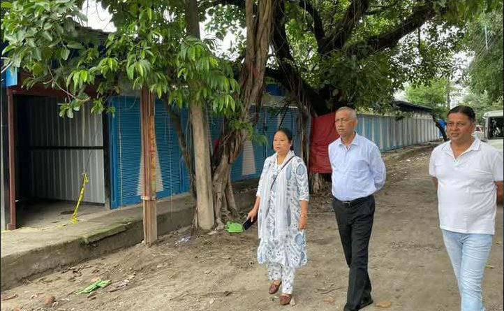 বেস্ট কলকাতা নিউজ : দোকান নিয়ে চরম সমস্যা, সরজমিনে প্রদর্শন করলেন মেয়র গৌতম দেব