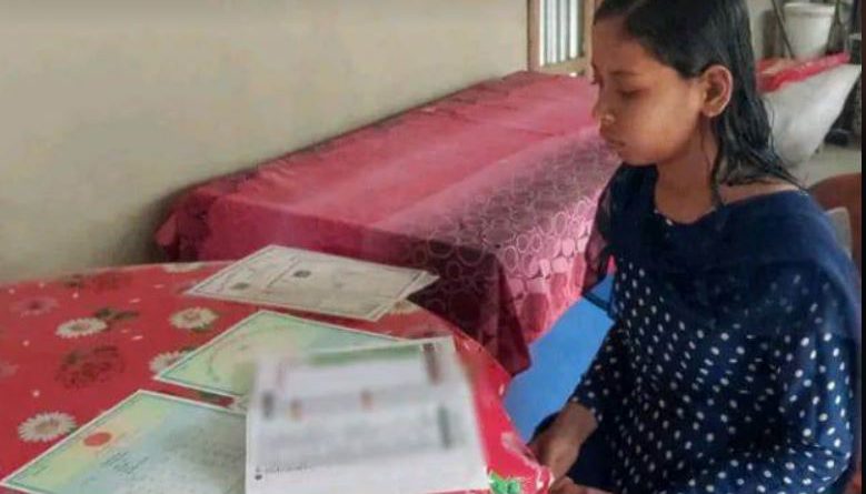 বেস্ট কলকাতা নিউজ : পড়াশোনা চালাতে অন্যের জমিতে কাজ, আগামীদিনে শিক্ষিকা হতে চায় বালুরঘাটের ছাত্রী সুস্মিতা পাহান