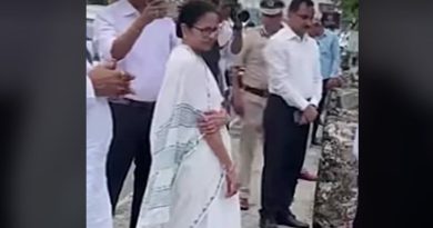 বেস্ট কলকাতা নিউজ : বাগডোগরায় চা শ্রমিকদের সাথে দেখা করে চকলেট এবং পাঞ্জাবি উপহার দিলেন মুখ্যমন্ত্রী