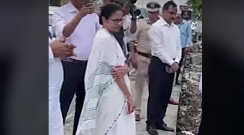 বেস্ট কলকাতা নিউজ : বাগডোগরায় চা শ্রমিকদের সাথে দেখা করে চকলেট এবং পাঞ্জাবি উপহার দিলেন মুখ্যমন্ত্রী
