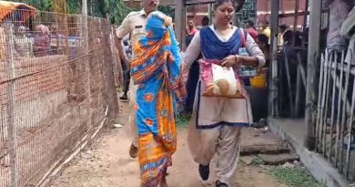 বেস্ট কলকাতা নিউজ : কাটারির ভয়াবহ কোপ অসুস্থ স্বামীর গলায় ! অবশেষে মাকে গ্রেফতার করা হল নিহতের ছেলের অভিযোগের ভিত্তিতে