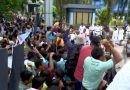 বেস্ট কলকাতা নিউজ : অবশেষে ভেঙে মাটিতে ফেলা হল লোহার গেট, চাকরিহারারা বিকাশভবনের ‘দখল’ নিয়ে নিলেন ভিতরে প্রবেশ করে