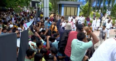 বেস্ট কলকাতা নিউজ : অবশেষে ভেঙে মাটিতে ফেলা হল লোহার গেট, চাকরিহারারা বিকাশভবনের ‘দখল’ নিয়ে নিলেন ভিতরে প্রবেশ করে
