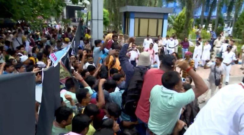বেস্ট কলকাতা নিউজ : অবশেষে ভেঙে মাটিতে ফেলা হল লোহার গেট, চাকরিহারারা বিকাশভবনের ‘দখল’ নিয়ে নিলেন ভিতরে প্রবেশ করে