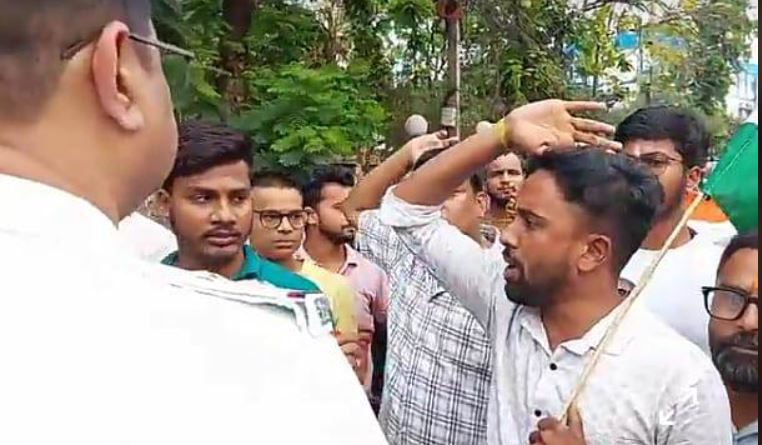 বেস্ট কলকাতা নিউজ : যুদ্ধ নয় শান্তি চাই বার্তা' দিয়ে মিছিল নাগরিক সমাজের , বাঁধা বঙ্গীয় হিন্দু মহামঞ্চের, ব্যাপক উত্তেজনা শহর শিলিগুড়িতে