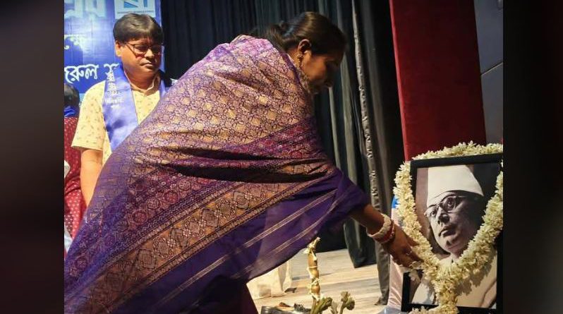 বেস্ট কলকাতা নিউজ : কাজী নজরুল ইসলাম এর ১২৭ তম জন্ম দিবস উপলক্ষে নজরুল প্রতিভা নিয়ে এক অনুষ্ঠান অনুষ্ঠিত হলো শিলিগুড়ির দীনবন্ধু মঞ্চে