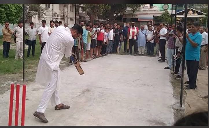 বেস্ট কলকাতা নিউজ : ক্রিকেট খেললেন বিধায়ক শংকর ঘোষ , জানালেন এক্ষেত্রে সবাইকে উৎসাহিত করা একান্তই দরকার