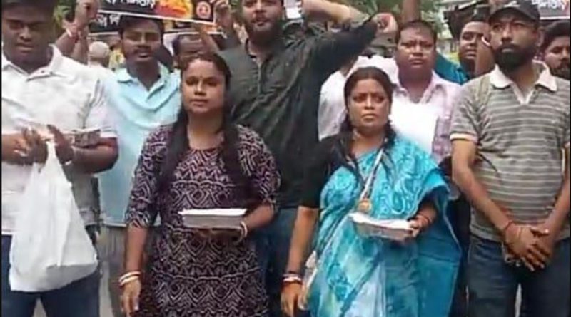 বেস্ট কলকাতা নিউজ : হাতে বিরিয়ানির প্যাকেট নিয়ে এক তীব্র প্রতিবাদ হিন্দু মহা মঞ্চের তরফ থেকে