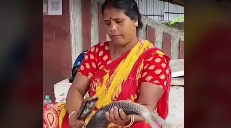 বেস্ট কলকাতা নিউজ : ৩০ টাকার লটারি কেটে অবশেষে কোটিপতি হলেন ফুলবাড়ীর মাছ বিক্রেতা এই মহিলা