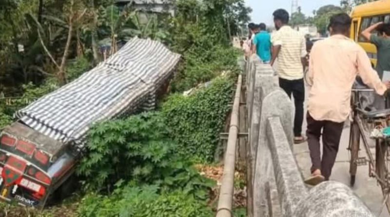 বেস্ট কলকাতা নিউজ : নকশালবাড়িতে ভয়াবহ দুর্ঘটনার কবলে আপেল বোঝাই লড়ি,আহত হল গাড়িতে থাকা দুই ব্যক্তি