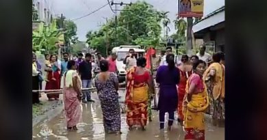 বেস্ট কলকাতা নিউজ : রাস্তার চরম বেহাল দশা ফুলবাড়ীর ভোলা মোড়ে , পথ অবরোধ সমিল হল এলাকার স্থানীয়রা
