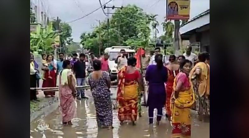 বেস্ট কলকাতা নিউজ : রাস্তার চরম বেহাল দশা ফুলবাড়ীর ভোলা মোড়ে , পথ অবরোধ সমিল হল এলাকার স্থানীয়রা