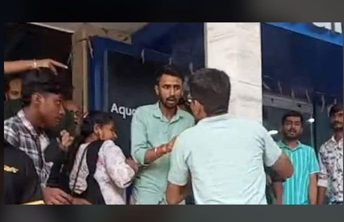 বেস্ট কলকাতা নিউজ : শিলিগুড়ির এস এফ রোডে পরপর তিনটি গাড়িকে ধাক্কা একটি গাড়ির, উত্তেজনার জেরে অবশেষে বন্ধ হল যান চলাচল