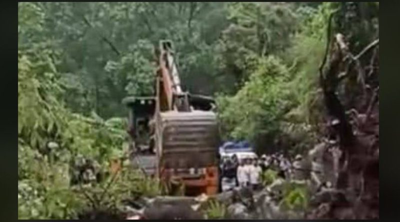 বেস্ট কলকাতা নিউজ : রাস্তায় গাছ পড়ে চরম বিপত্তি, সাময়িক ভাবে বন্ধ হয়ে গেলো সিকিম থেকে শিলিগুড়ি যাওয়ার রাস্তা