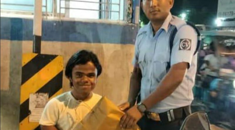 বেস্ট কলকাতা নিউজ : একদিকে সিভিক ভলেন্টিয়ারের মধ্যে ঘুষ নেওয়ার রেওয়াজ, তখন অন্যদিকে ব্যাগ ফেরত দিয়ে এক সততার নজীর গড়লেন সিভিক ভলেন্টিয়ার বিকাশ বর্মন