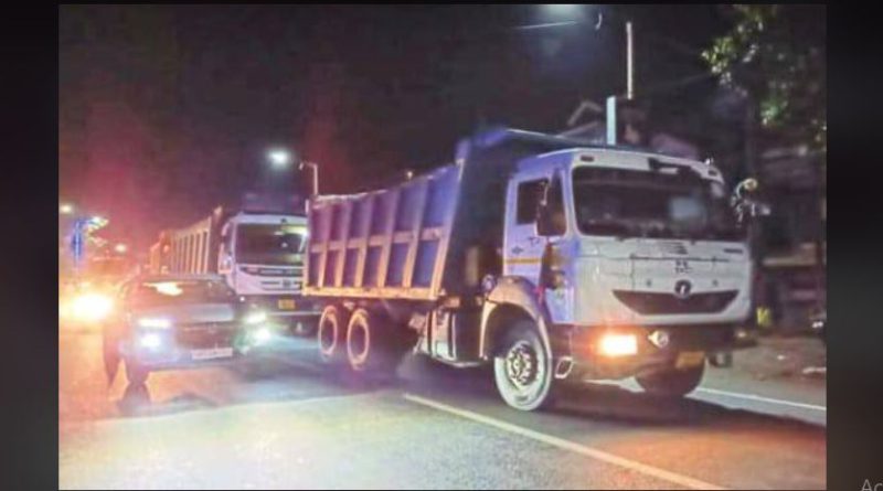 বেস্ট কলকাতা নিউজ : একটু রাত হলেই ডাম্পারের অত্যাচারে চরম অতিষ্ঠ মাল বাজারের স্থানীয় মানুষ