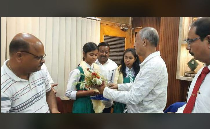 বেস্ট কলকাতা নিউজ : উচ্চ মাধ্যমিক পরীক্ষায় উত্তীর্ন হওয়া কৃতি পড়ুয়াদের বিশেষ শুভেচ্ছা জানালেন মেয়র গৌতম দেব