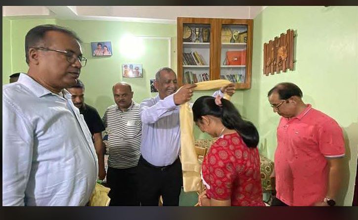 বেস্ট কলকাতা নিউজ : এ বছরের মাধ্যমিক পরীক্ষায় দার্জিলিং জেলায় যুগ্মভাবে তৃতীয় স্থান অধিকারী কৃতি ছাত্রীকে সম্বর্ধনা দিলেন মেয়র গৌতম দেব