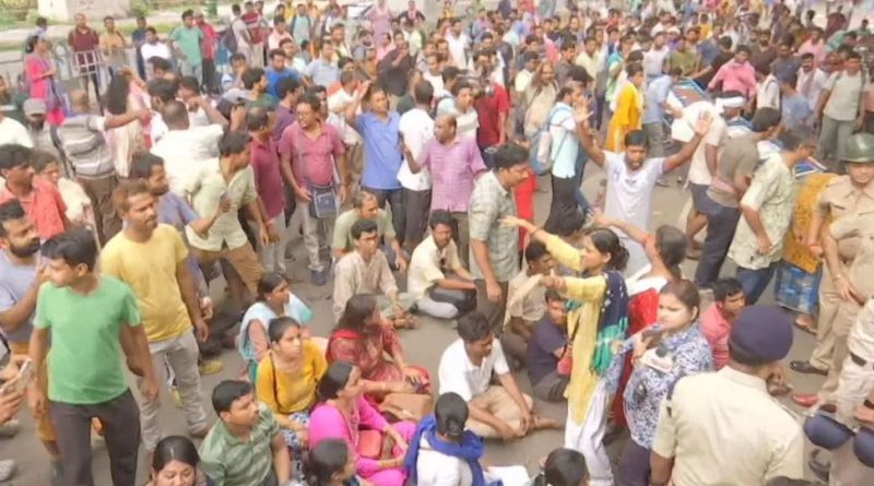 বেস্ট কলকাতা নিউজ : মার খেয়েও কাঠগড়ায় উঠলো সেই শিক্ষকরাই! পুলিশ মামলা দায়ের করলো খোদ আন্দোলনকারীদের বিরুদ্ধেই