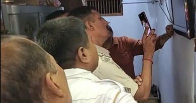 বেস্ট কলকাতা নিউজ : সকাল বেলায় সোনার দোকান থেকে গয়না নিয়ে চম্পট দিল চোর, সিসিটিভি ফুটেজ দেখে অভিযুক্তকে শনাক্ত করতে আসরে নামলো শিলিগুড়ি পুলিশ