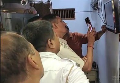 বেস্ট কলকাতা নিউজ : সকাল বেলায় সোনার দোকান থেকে গয়না নিয়ে চম্পট দিল চোর, সিসিটিভি ফুটেজ দেখে অভিযুক্তকে শনাক্ত করতে আসরে নামলো শিলিগুড়ি পুলিশ