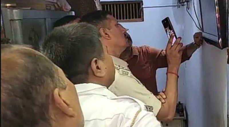 বেস্ট কলকাতা নিউজ : সকাল বেলায় সোনার দোকান থেকে গয়না নিয়ে চম্পট দিল চোর, সিসিটিভি ফুটেজ দেখে অভিযুক্তকে শনাক্ত করতে আসরে নামলো শিলিগুড়ি পুলিশ